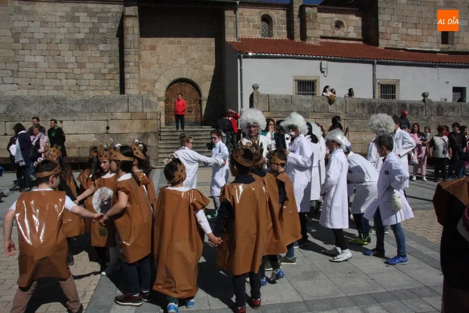 Foto 7 - Los alumnos del CEIP Manuel Moreno Blanco celebran el Carnaval con un sonoro desfile  