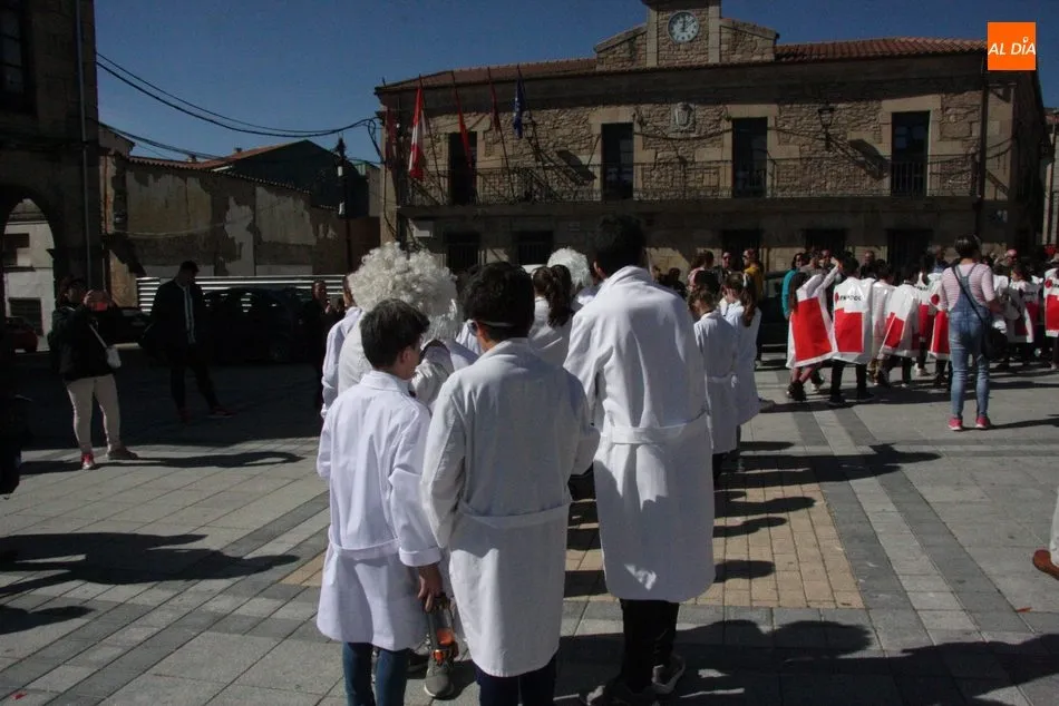 Foto 5 - Los alumnos del CEIP Manuel Moreno Blanco celebran el Carnaval con un sonoro desfile  