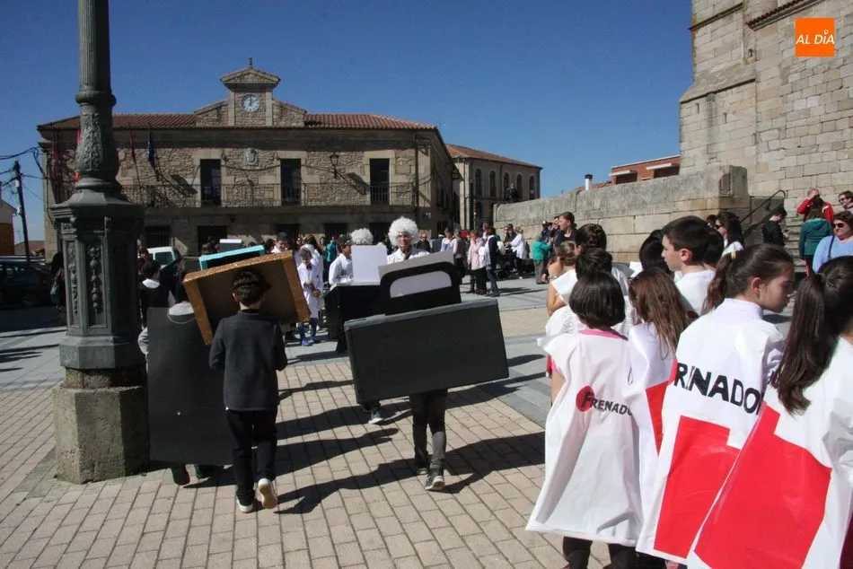 Foto 4 - Los alumnos del CEIP Manuel Moreno Blanco celebran el Carnaval con un sonoro desfile  