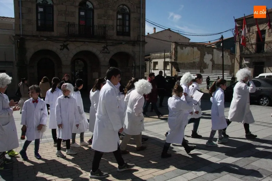 Foto 3 - Los alumnos del CEIP Manuel Moreno Blanco celebran el Carnaval con un sonoro desfile  
