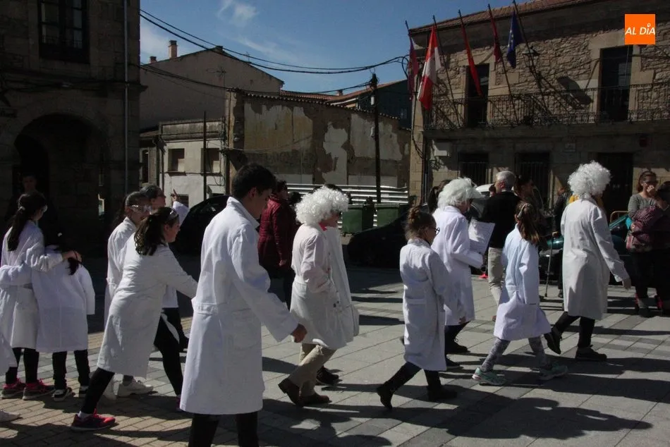 Foto 2 - Los alumnos del CEIP Manuel Moreno Blanco celebran el Carnaval con un sonoro desfile  