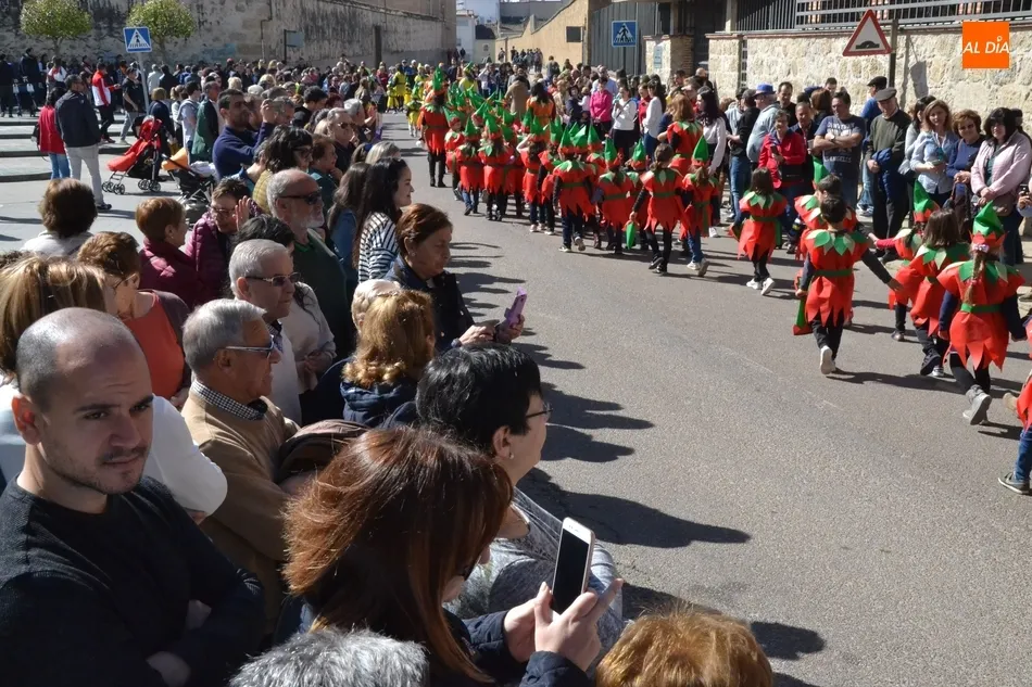 Foto 9 - Un cumplea&ntilde;os, un paseo por la historia y un bosque llenan de colorido las calles  