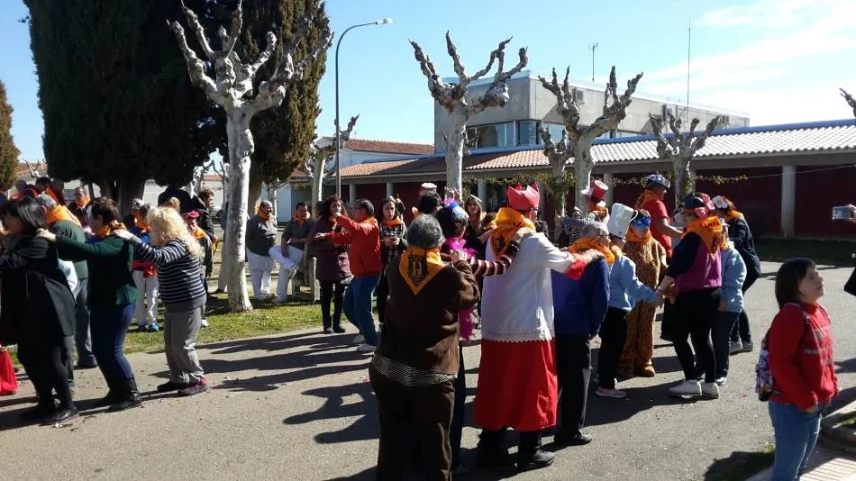 Foto 11 - Asprodes festeja con gran jolgorio la llegada del Carnaval  