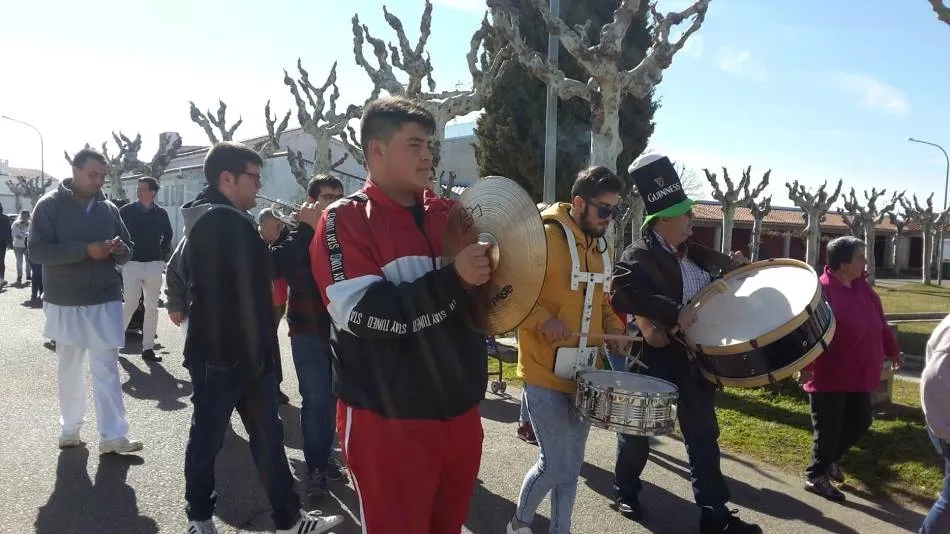 Foto 9 - Asprodes festeja con gran jolgorio la llegada del Carnaval  