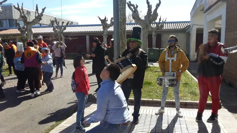 Foto 8 - Asprodes festeja con gran jolgorio la llegada del Carnaval  