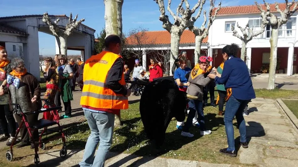 Foto 3 - Asprodes festeja con gran jolgorio la llegada del Carnaval  