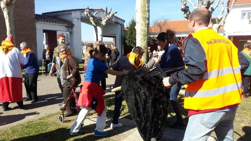 Foto 2 - Asprodes festeja con gran jolgorio la llegada del Carnaval  