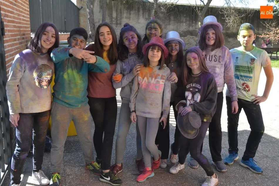 Los alumnos del Fray se tiñen de colores antes de irse de Carnaval  