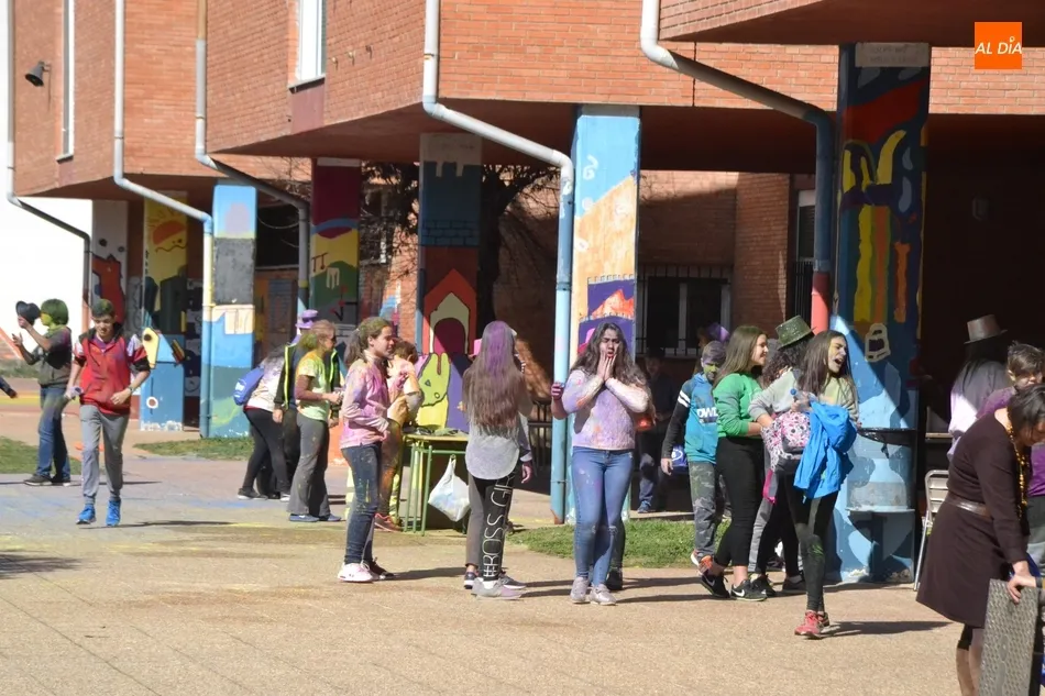 Foto 2 - Los alumnos del Fray se ti&ntilde;en de colores antes de irse de Carnaval  