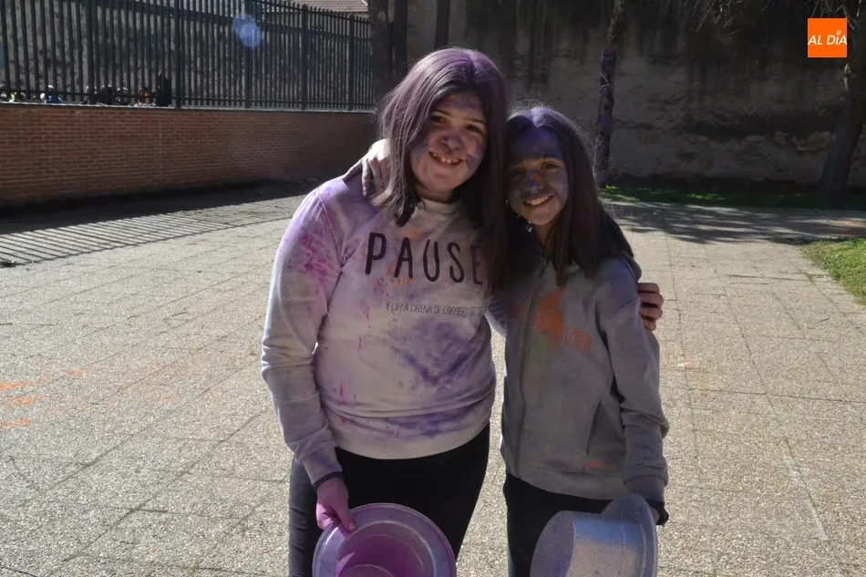 Foto 4 - Los alumnos del Fray se ti&ntilde;en de colores antes de irse de Carnaval  