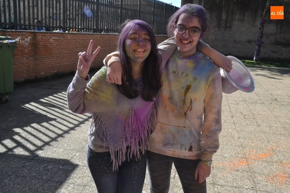 Foto 5 - Los alumnos del Fray se ti&ntilde;en de colores antes de irse de Carnaval  