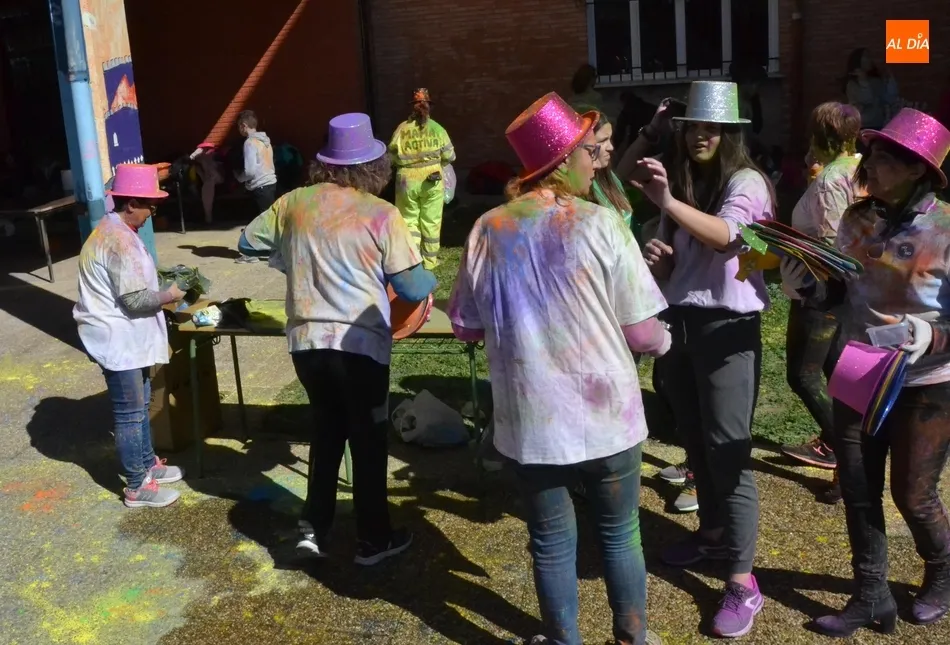 Foto 3 - Los alumnos del Fray se ti&ntilde;en de colores antes de irse de Carnaval  