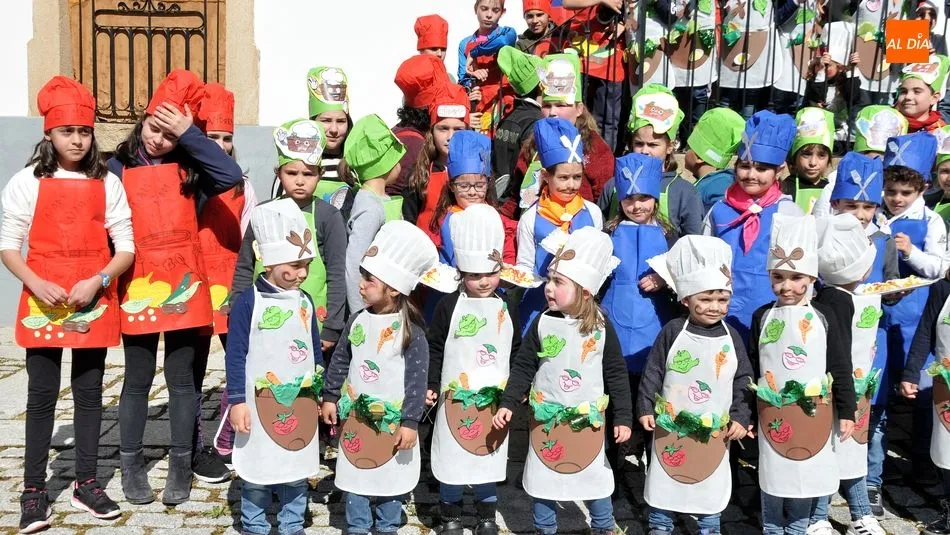 Foto 7 - Peque&ntilde;os cocineros protagonizan el primer desfile de disfraces de los carnavales en Lumbrales