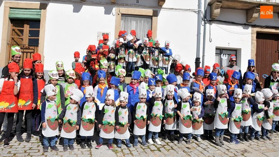 Foto 6 - Peque&ntilde;os cocineros protagonizan el primer desfile de disfraces de los carnavales en Lumbrales