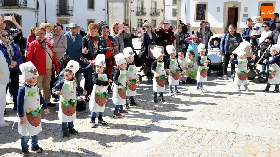 Foto 2 - Peque&ntilde;os cocineros protagonizan el primer desfile de disfraces de los carnavales en Lumbrales