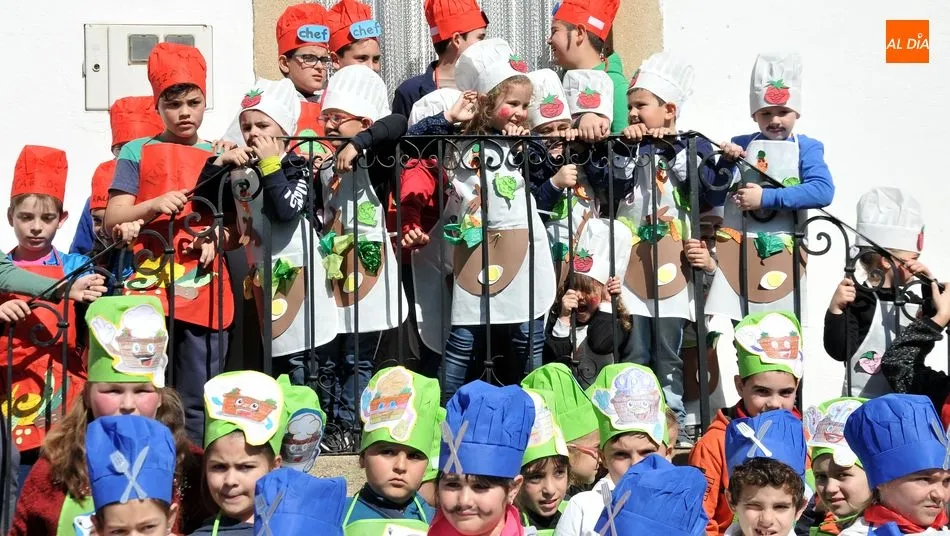 Foto 10 - Peque&ntilde;os cocineros protagonizan el primer desfile de disfraces de los carnavales en Lumbrales