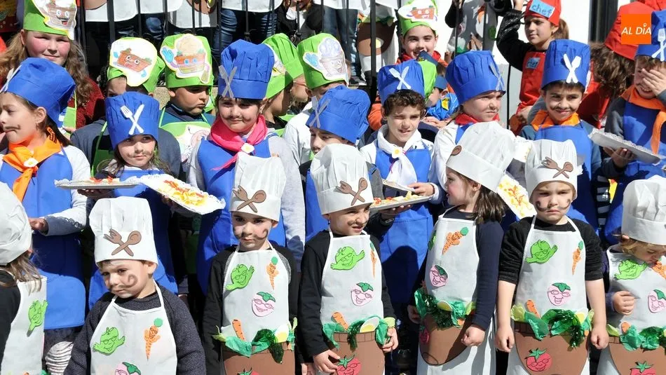 Foto 11 - Peque&ntilde;os cocineros protagonizan el primer desfile de disfraces de los carnavales en Lumbrales