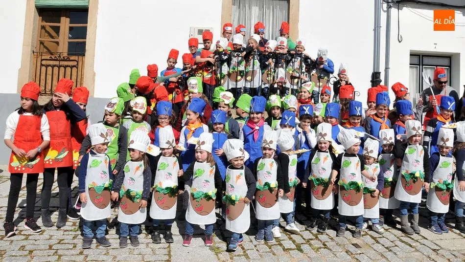 Foto 8 - Peque&ntilde;os cocineros protagonizan el primer desfile de disfraces de los carnavales en Lumbrales