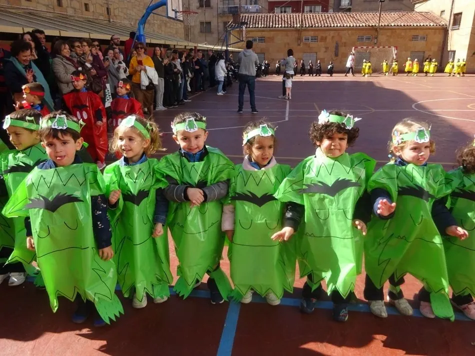 Foto 9 - Vistoso desfile de carnavales de los alumnos de Infantil del Colegio San Juan Bosco