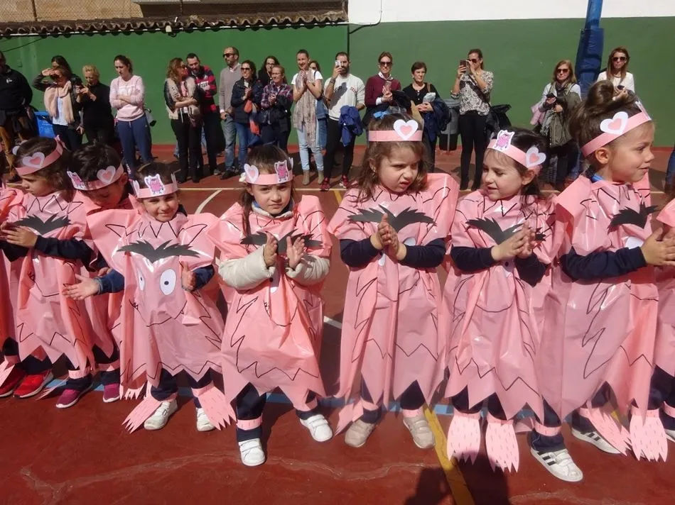 Foto 6 - Vistoso desfile de carnavales de los alumnos de Infantil del Colegio San Juan Bosco
