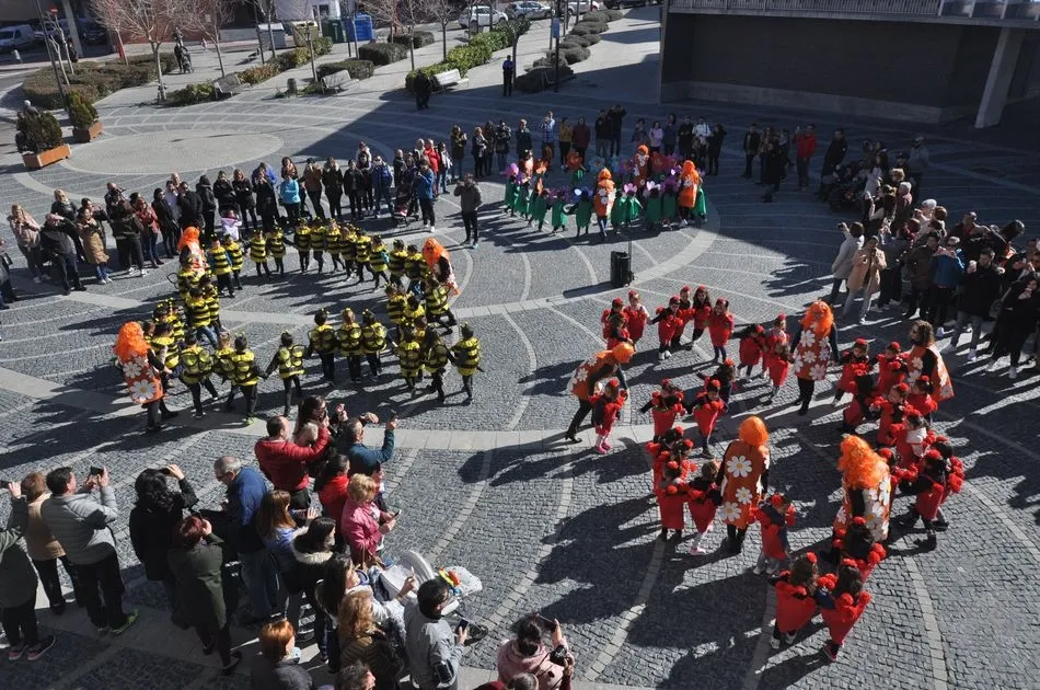 Foto 4 - Alrededor de 120 ni&ntilde;os del colegio Miguel Hern&aacute;ndez protagonizan una exhibici&oacute;n de Carnaval en...