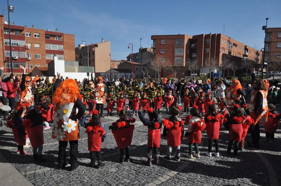 Foto 3 - Alrededor de 120 ni&ntilde;os del colegio Miguel Hern&aacute;ndez protagonizan una exhibici&oacute;n de Carnaval en...