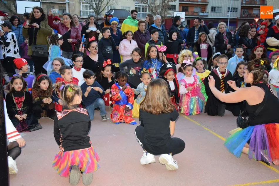Foto 10 - El Colegio Padre Manj&oacute;n vive una divertida y colorida fiesta de Carnaval