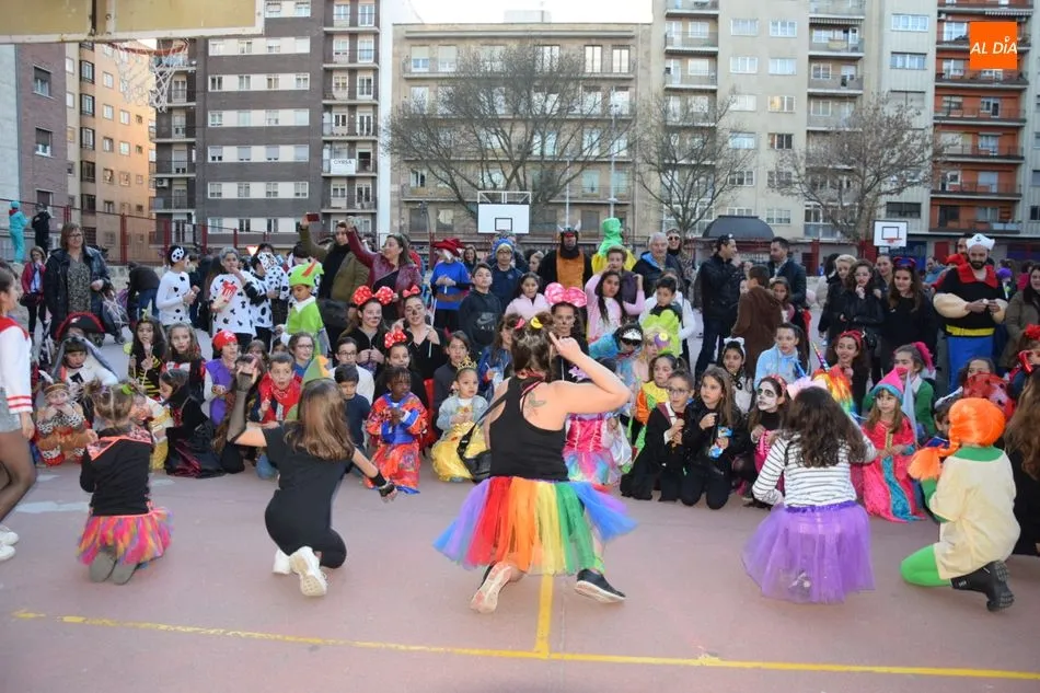 Foto 9 - El Colegio Padre Manj&oacute;n vive una divertida y colorida fiesta de Carnaval