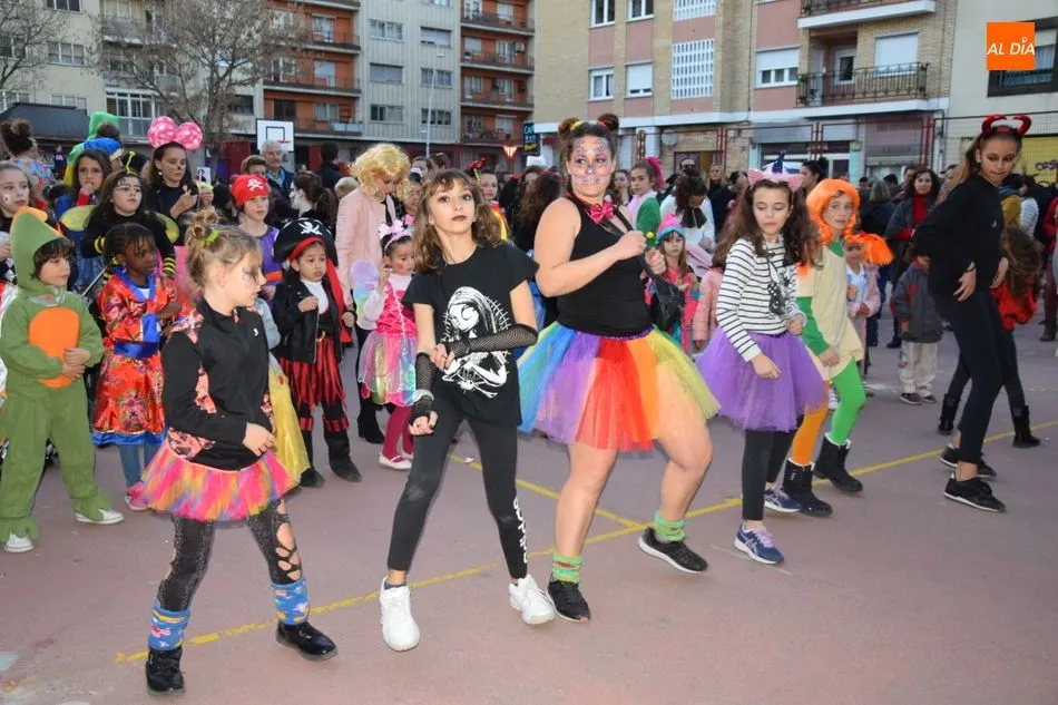 Foto 4 - El Colegio Padre Manj&oacute;n vive una divertida y colorida fiesta de Carnaval