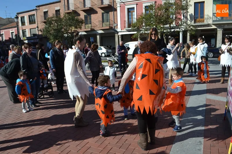 Foto 4 - El Carnaval llega en forma de original desfile al CEIP Gloria Fuertes