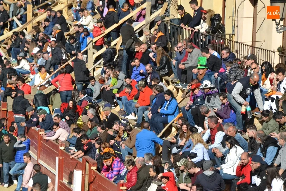 Foto 3 - La nueva versi&oacute;n del Toro del Antruejo deja el primer herido por asta de toro  