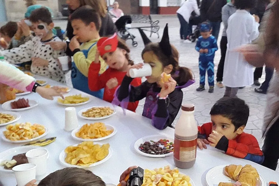 Foto 11 - En Barruecopardo celebran el Carnaval con un picnic en la Plaza  