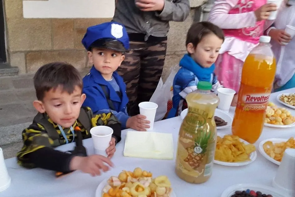 Foto 9 - En Barruecopardo celebran el Carnaval con un picnic en la Plaza  