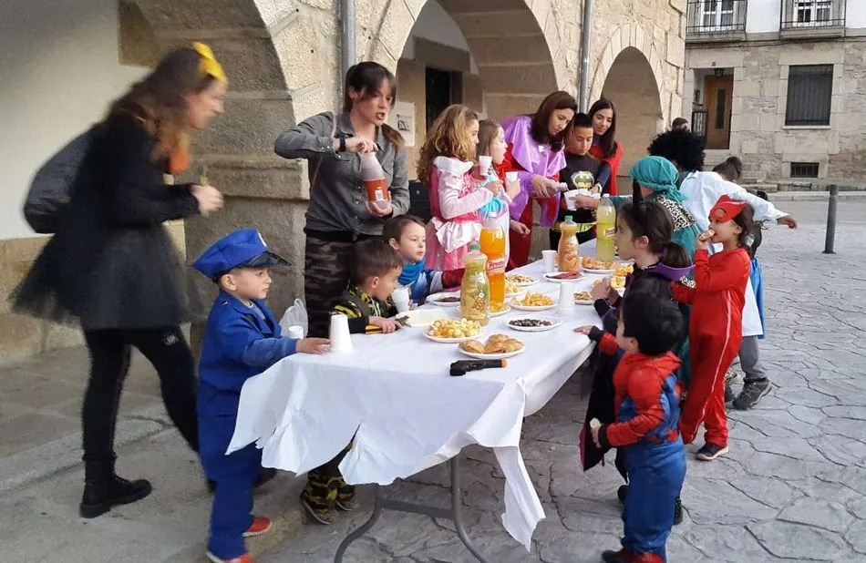 Foto 8 - En Barruecopardo celebran el Carnaval con un picnic en la Plaza  