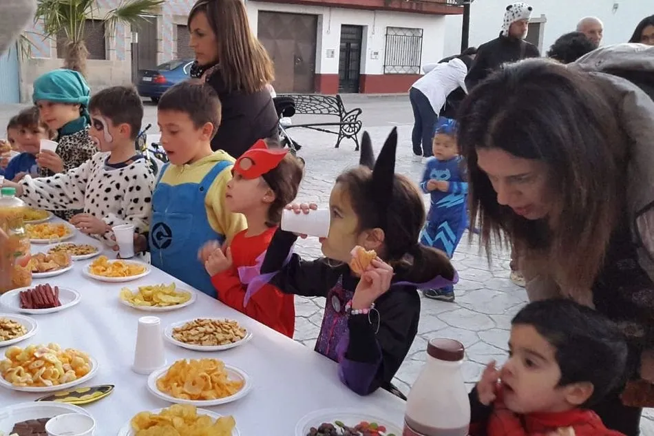 Foto 7 - En Barruecopardo celebran el Carnaval con un picnic en la Plaza  