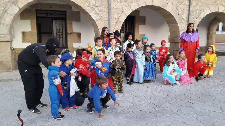 Foto 6 - En Barruecopardo celebran el Carnaval con un picnic en la Plaza  