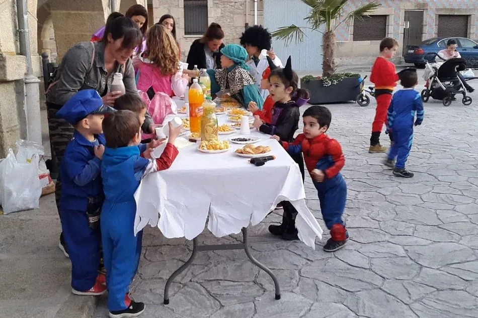 Foto 4 - En Barruecopardo celebran el Carnaval con un picnic en la Plaza  
