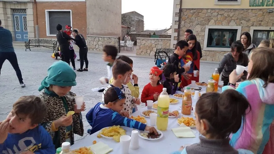 Foto 2 - En Barruecopardo celebran el Carnaval con un picnic en la Plaza  