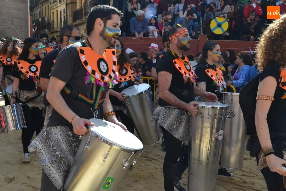 Foto 9 - El VAR, una FarinatoFest o el retiro del Obispo, protagonistas en el desfile del disfraz callejero  