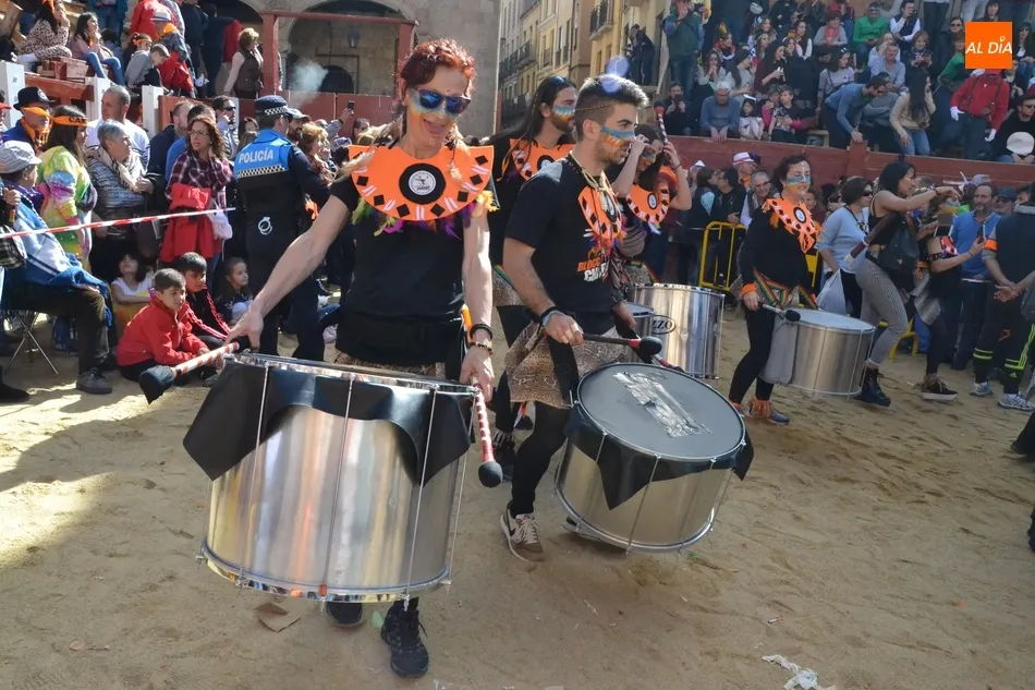 Foto 4 - El VAR, una FarinatoFest o el retiro del Obispo, protagonistas en el desfile del disfraz callejero  