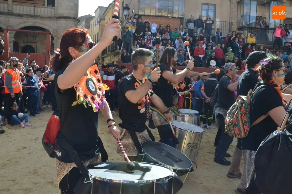 Foto 2 - El VAR, una FarinatoFest o el retiro del Obispo, protagonistas en el desfile del disfraz callejero  