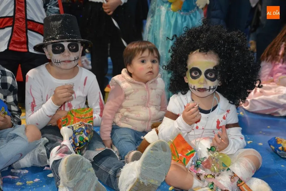 Foto 11 - Peque&ntilde;os y mayores llenan de color el Carnaval de Villamayor