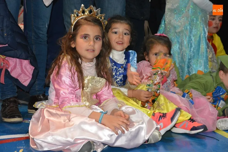Foto 10 - Peque&ntilde;os y mayores llenan de color el Carnaval de Villamayor