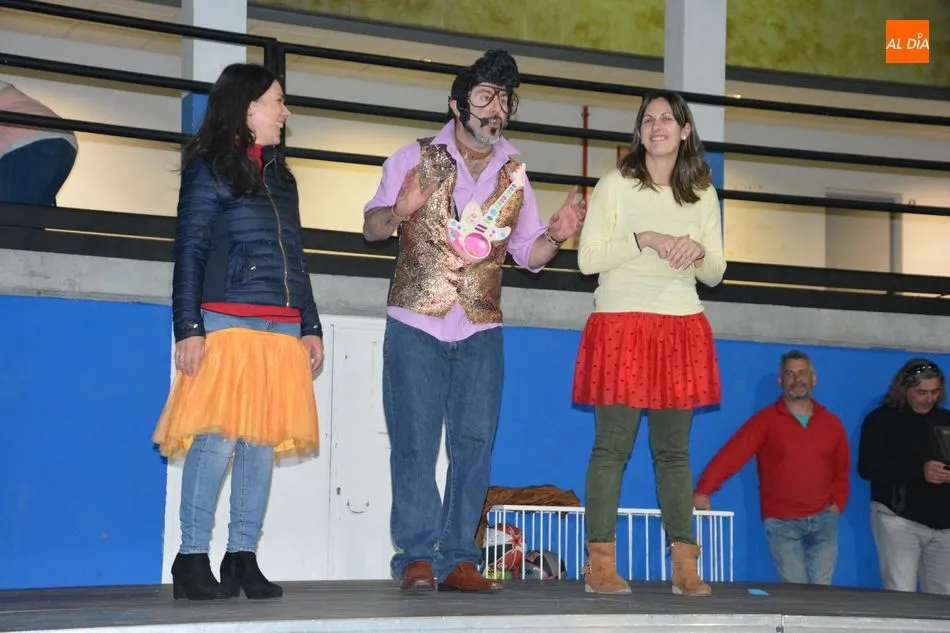 Foto 9 - Peque&ntilde;os y mayores llenan de color el Carnaval de Villamayor