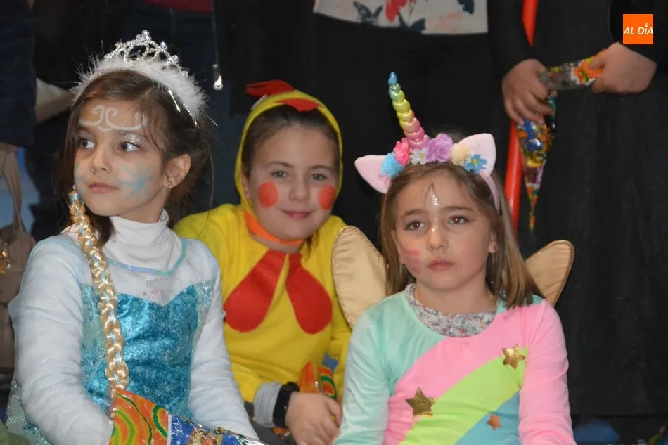 Foto 8 - Peque&ntilde;os y mayores llenan de color el Carnaval de Villamayor