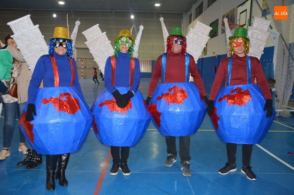Foto 7 - Peque&ntilde;os y mayores llenan de color el Carnaval de Villamayor