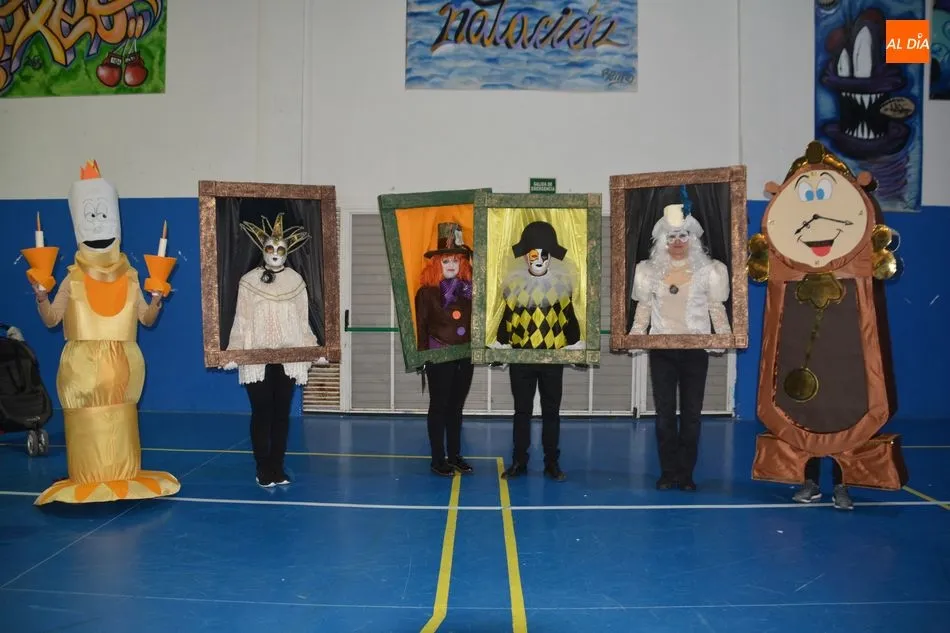 Foto 6 - Peque&ntilde;os y mayores llenan de color el Carnaval de Villamayor
