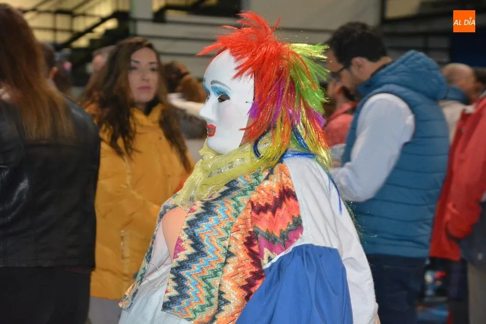 Foto 5 - Peque&ntilde;os y mayores llenan de color el Carnaval de Villamayor
