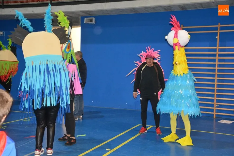 Foto 4 - Peque&ntilde;os y mayores llenan de color el Carnaval de Villamayor
