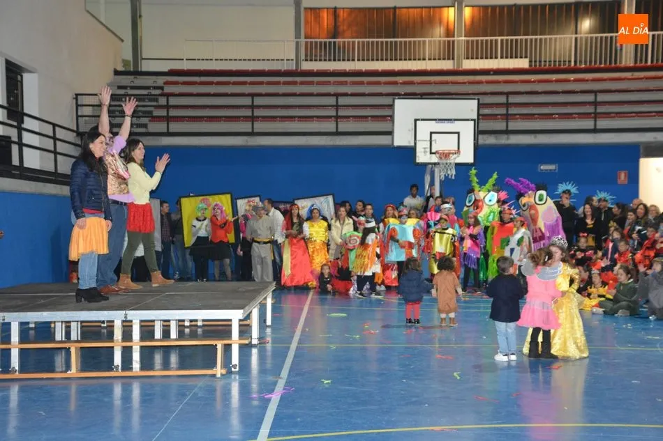 Foto 3 - Peque&ntilde;os y mayores llenan de color el Carnaval de Villamayor